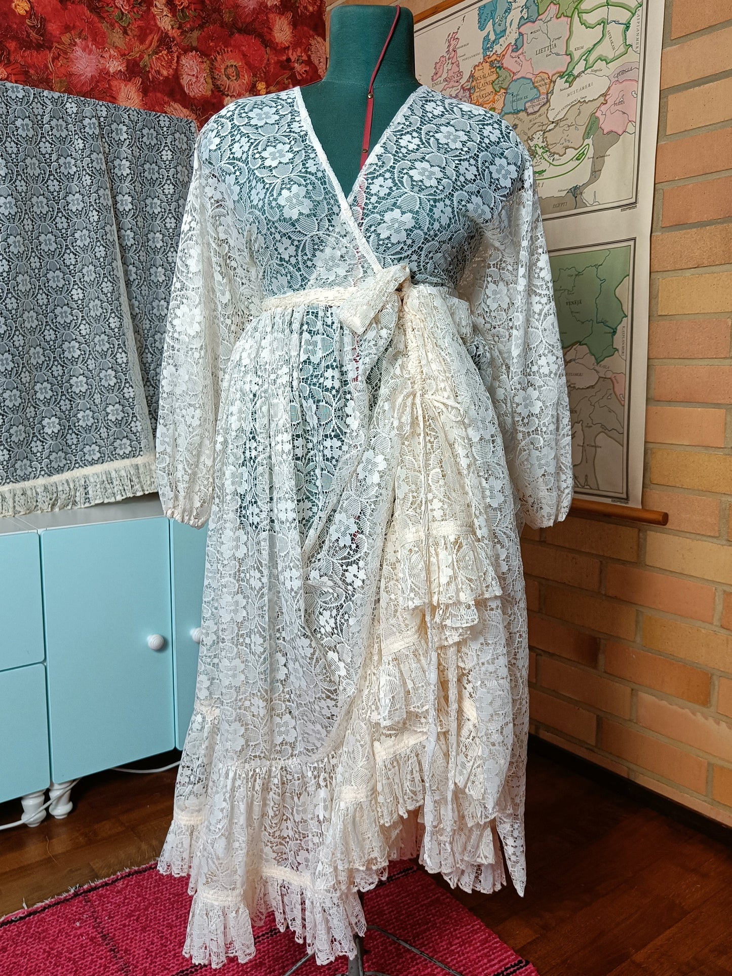Mittatilausmalli Pitsinen-mekko