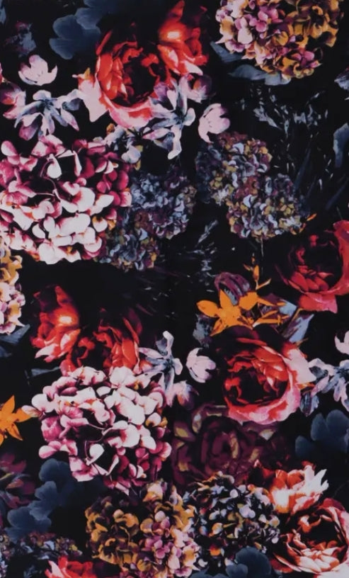 Kangas mittatilaukseen tummia kukkia