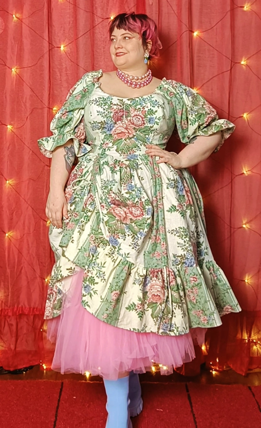 Dolly-mekko valmisvaatteena koko 52-56