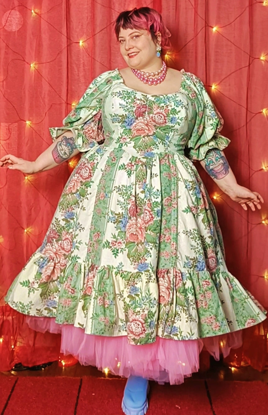 Dolly-mekko valmisvaatteena koko 52-56