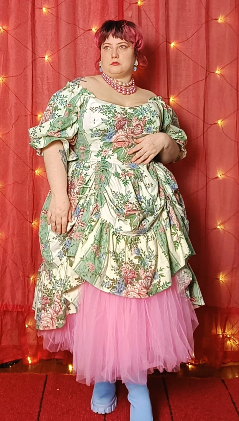 Dolly-mekko valmisvaatteena koko 52-56