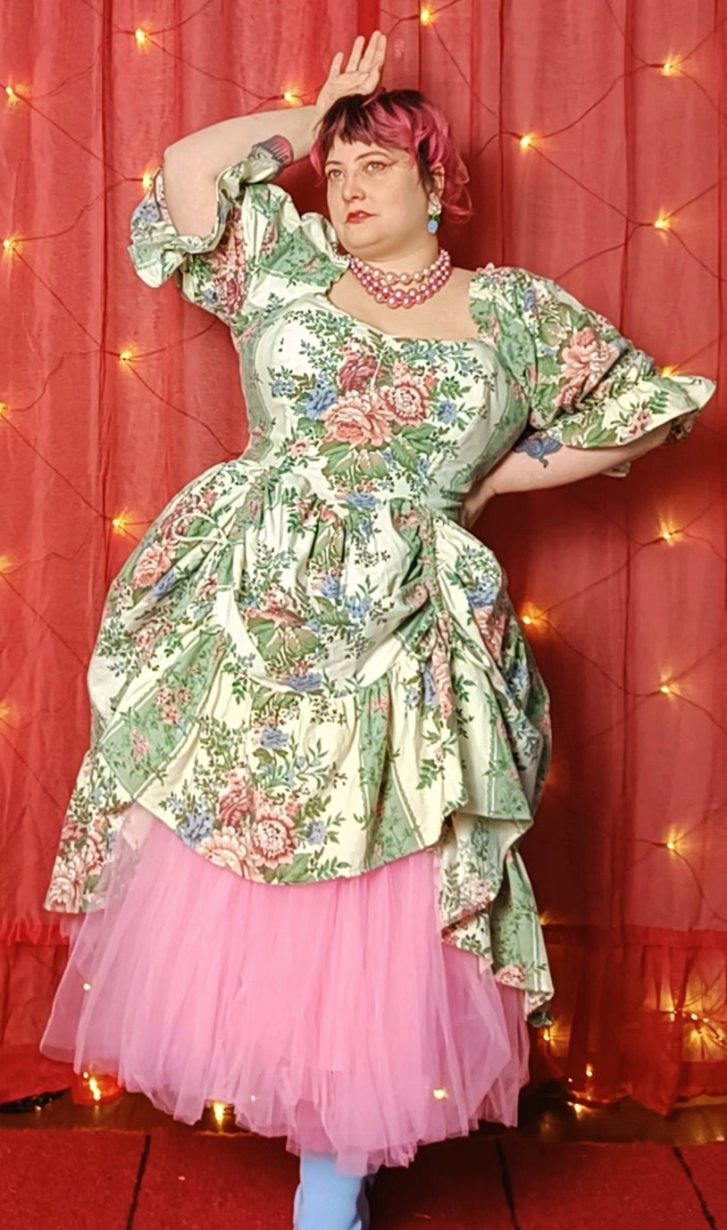 Dolly-mekko valmisvaatteena koko 52-56