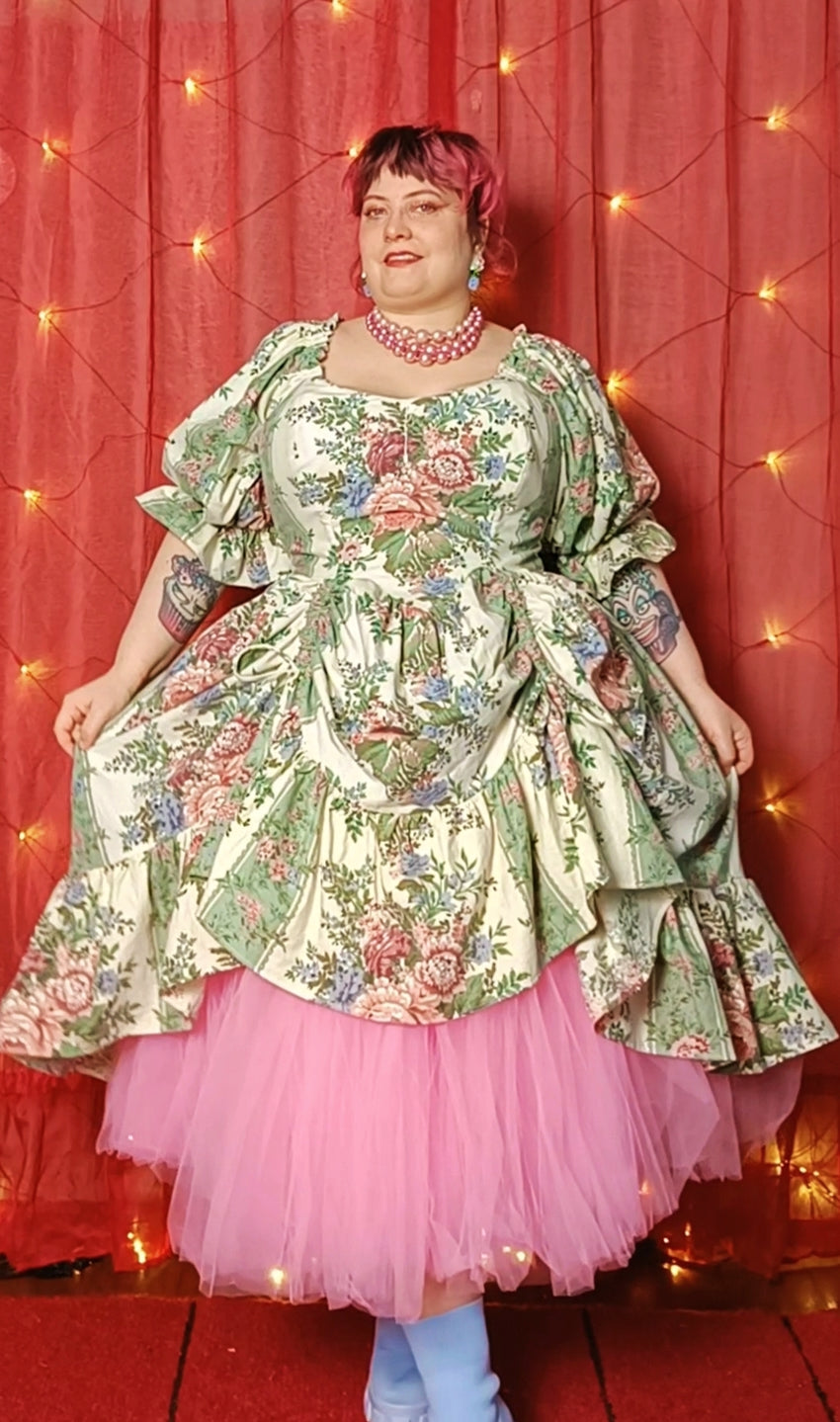 Dolly-mekko valmisvaatteena koko 52-56