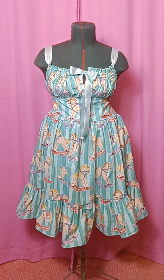 Valmisvaate Hihaton Heidi-mekko koko 44/46