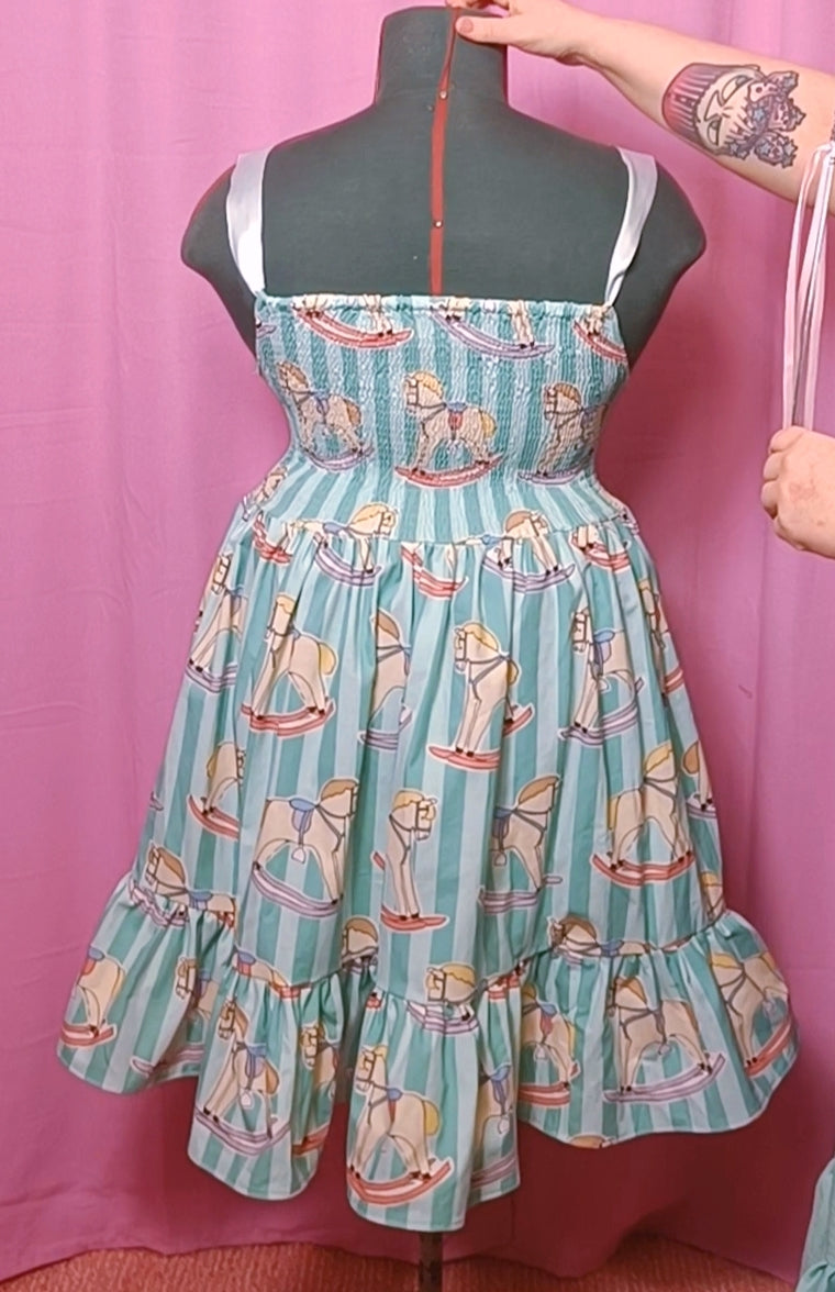 Valmisvaate Hihaton Heidi-mekko koko 44/46