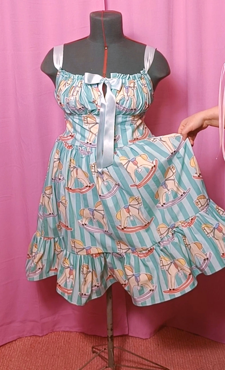 Valmisvaate Hihaton Heidi-mekko koko 44/46